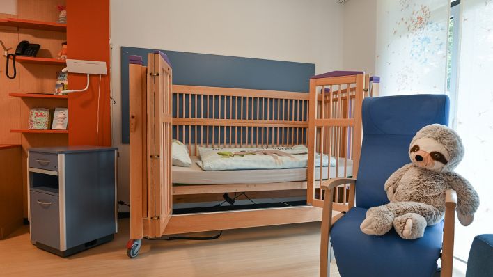 Ein Zimmer mit einem speziellen Bett im Kinderhospiz "Pusteblume" der Johanniter-Unfall-Hilfe e.V. (Quelle: dpa/Patrick Pleul)