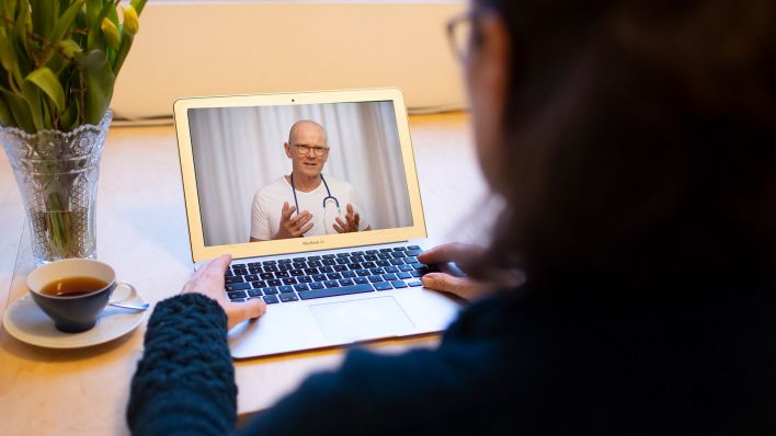 Symbolbild: Arzt spricht mit einer Patientin per Video-Chat (Quelle: dpa/Ute Grabowsky)