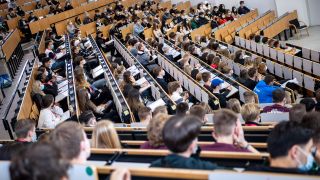 Studentinnen und Studenten sitzen im großen Hörsaal (Quelle: dpa/Sina Schuldt)
