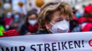 Lehrer und Mitarbeiter des öffentlichen Dienst demonstrieren für mehr Gehalt. (Quelle: dpa/Jens Büttner)