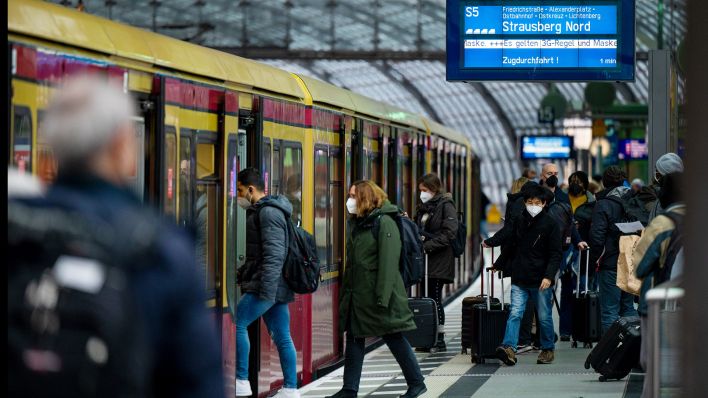 Fahrgäste steigen im Hauptbahnhof in eine S-Bahn ein. (Quelle: dpa/Monika Skolimowska)