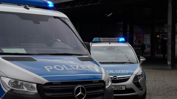 Symbolbild: Blaulicht auf PKW und Transporter der Polizei (Quelle: dpa)