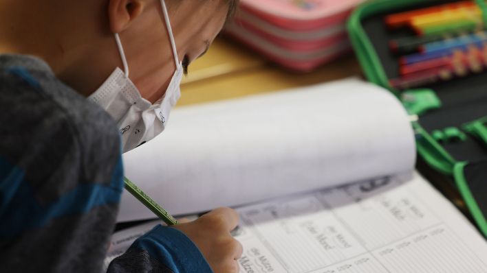 Ein Schüler schreibt im Unterricht. (Quelle: dpa/Oliver Berg)