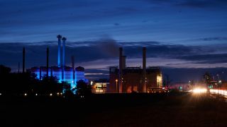 Die Wasserspeicher des BTB Blockheizkraftwerkes im Technologiepark Adlershof sind illuminiert durch eine Lichtinstallation. (Quelle: dpa/Annette Riedl)