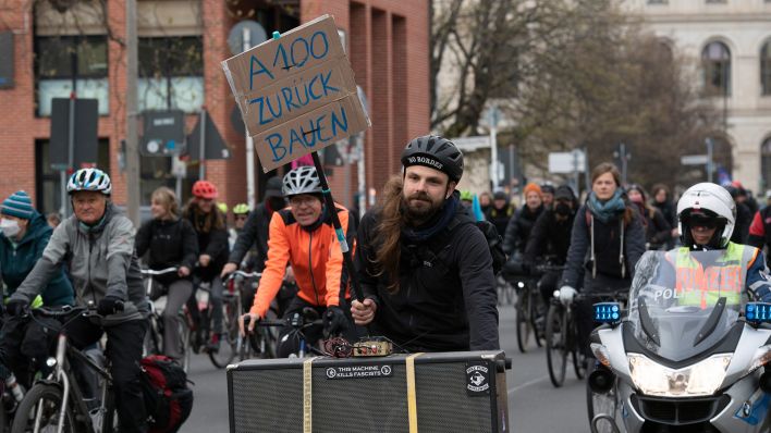 Teilnehmer an der Fahrraddemonstration gegen den Weiterbau der Berliner Stadtautobahn fahren durch Berlin. (Quelle: dpa/Paul Zinken)