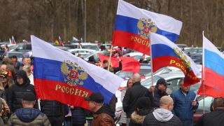 Demonstranten stehen mit russischen Fahnen als Teil eines prorussischen Autokorsos. (Quelle: dpa/Karl-Josef Hildenbrand)