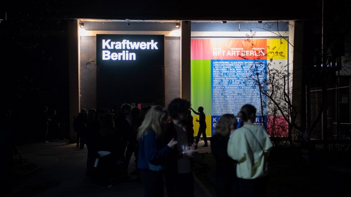 Dicht an dicht stehen am Abend des Karsamstag Kunstinteressierte vor dem EIngang zum Kraftwerk Berlin. (Quelle: dpa/Paul Zinken)