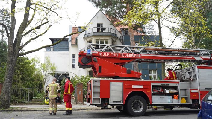 Einsatzkräfte der Feuerwehr stehen vor einem Kranken- und Pflegeheim in Steglitz, in dem ein Brand ausgebrochen ist. (Quelle: dpa/Jörg Carstensen)