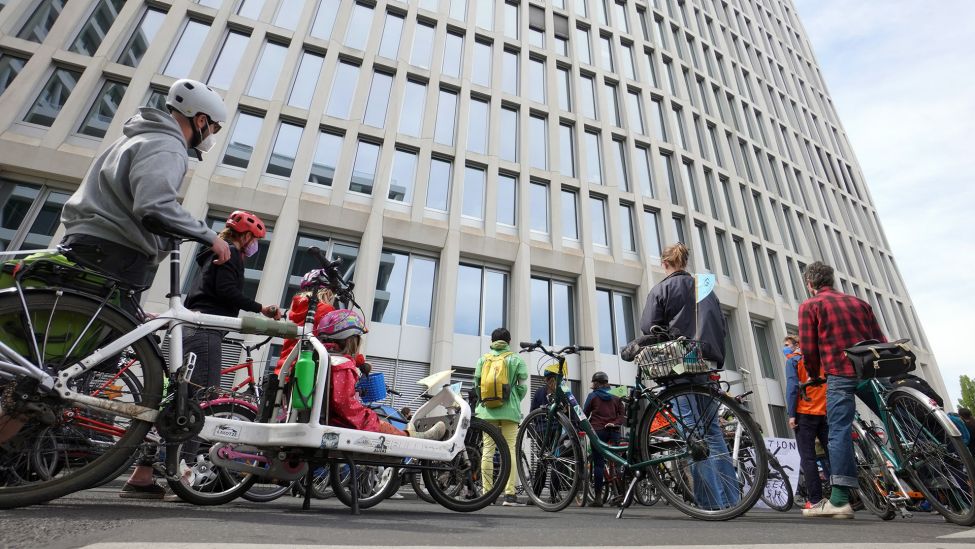 Einige Friedens- und Umweltaktivisten haben sich mit ihren Fahrrädern vor der Zentrale des französischen Mineralölunternehmens Total zu einer Kundgebung versammelt. (Quelle: dpa/Jörg Carstensen)