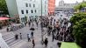 Teilnehmer:innen einer Kundgebung gegen die geplante Polizeiwache haben sich am Kottbusser Tor versammelt. (Quelle: dpa/Christoph Soeder)