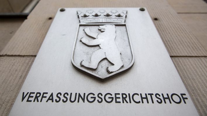 Das Schild "Verfassungsgerichtshof" hängt am Gebäude des Kammer- und Verfassungsgerichts in Berlin (Quelle: dpa/Florian Schuh)