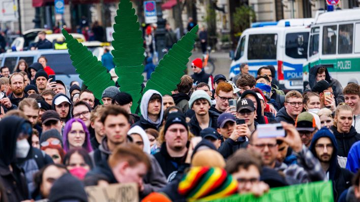 Teilnehmer zeigen eine große Form eines Hanfblattes während der Demonstration für die Legalisierung von Cannabis vor dem Brandenburger Tor. (Quelle: Carsten Koall/dpa)