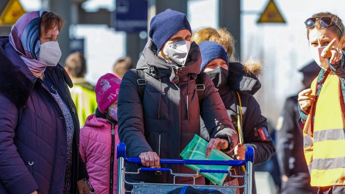 Flüchtlinge aus der Ukraine steigen aus dem zweiten Sonderzug, der heute in Cottbus ankommt und werden von Helfern im Empfang genommen. (Quelle: dpa/Frank Hammerschmidt)