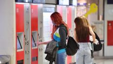 Symbolbild: Menschen kaufen sich am DB-Ticketautomaten Fahrscheine. (Quelle: dpa/S. Simon)