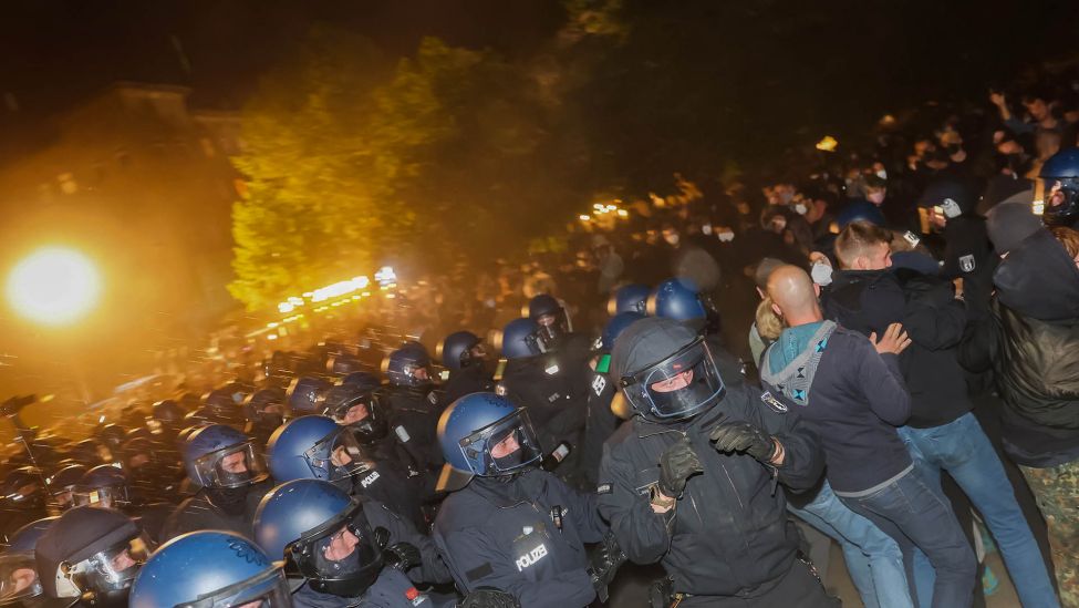 Polizisten und Demonstranten treffen bei der «Revolutionären 1. Mai-Demonstration» aufeinander. (Quelle: dpa/Christoph Soeder)