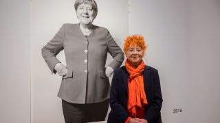 Herlinde Koelbl, Fotografin, steht bei einem Pressetermin zu ihrer Ausstellung «Angela Merkel Porträts 1991 – 2021» vor einem Porträt von Angela Merkel. (Quelle: dpa/C. Soeder)