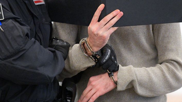 Symbolbild: Ein Justizbeamter bringt einen Angeklagten in den Gerichtssaal im Landgericht Dresden, während der Prozess um einen Juwelenraub im Grünen Gewölbe des Dresdner Residenzschlosses fortgesetzt wird. (Quelle: Rietschel)