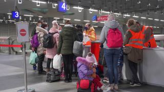 Kostenlose Bahntickets erhalten ukrainische Flüchtlinge an einer Anlaufstelle der Deutschen Bahn im Hauptbahnhof. (Quelle: dpa/Jörg Carstensen)