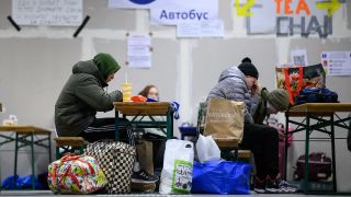 Flüchtlinge aus der Ukraine sitzen im Untergeschoss des Berliner Hauptbahnhofs. (Quelle: dpa/Bernd von Jutrczenka)