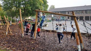 Symbolbild: Kinder spielen am Klettergeruest auf Schulhof-Bereich einer Grundschule. (Quelle: dpa/R. Oberhäuser)