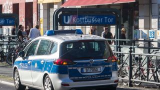 Ein Polizeiwagen steht am 19.07.2016 in Berlin mit eingeschaltetem Blinker an der U-Bahnstation Kottbusser Tor. (dpa/Paul Zinken)