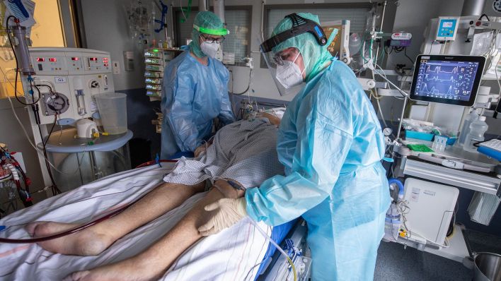 Pflegekräfte versorgen einen schwer an Covid erkrankten Patienten (Quelle: dpa/Boris Roessler)