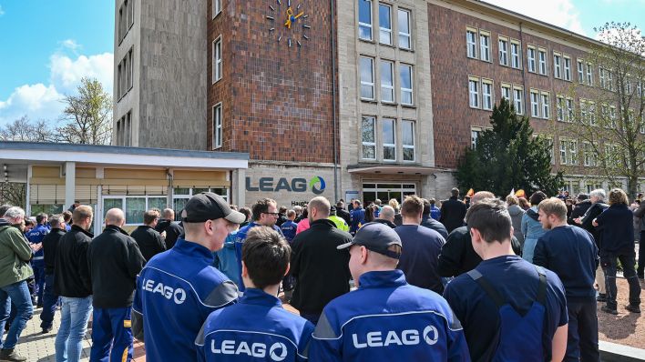 Archivbild: Mitarbeiter vom Unternehmen Leag nehmen während ihrer Mittagspause an einer Protestveranstaltung der Industriegewerkschaft Bergbau, Chemie, Energie (IGBCE) teil. (Quelle: dpa/P. Pleul)