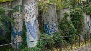 Archivbild: Mauerreste bei der Gedenkstaette Berliner Mauer. (Quelle: dpa/R. Guenther)