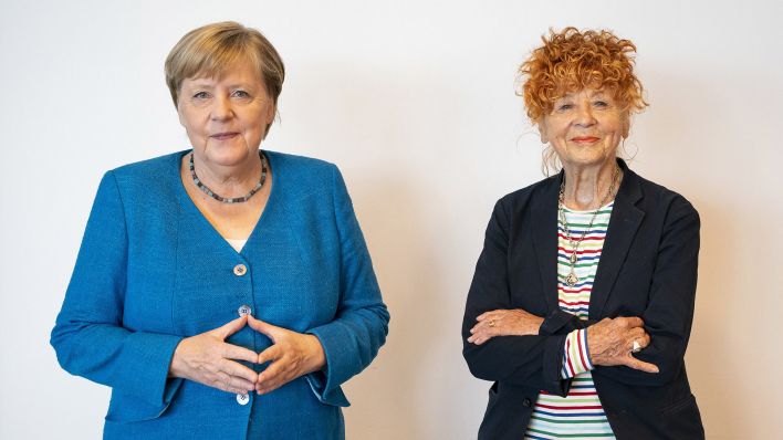 Archivbild: Bundeskanzlerin Angela Merkel (CDU, l) und Herlinde Koelbl, Fotografin, am Rande einer Porträtsitzung, im Bundeskanzleramt. (Quelle: dpa/S. Kugler)