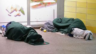 Obdachlose schlafen in einem U-Bahnhof (Bild: dpa/Matthias Tödt)