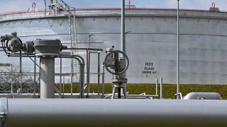Ein riesiger Behälter für Rohöl auf dem Gelände der PCK-Raffinerie GmbH. (Quelle: dpa/Patrick Pleul)