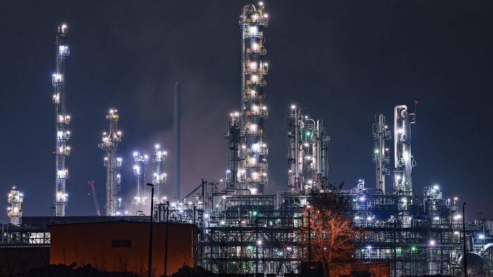 Archivbild: Hell beleuchtet sind die Anlagen der Erdölraffinerie der PCK-Raffinerie GmbH. (Quelle: dpa/P. Pleul)
