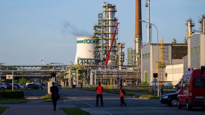 Symbolbild: Das Industriegelände der PCK-Raffinerie GmbH. (Quelle: dpa/M. Skolimowska)