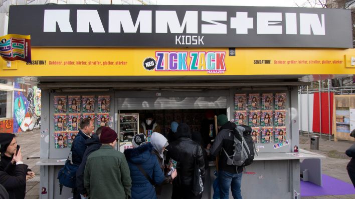 Zahlreiche Fans stehen am temporären Kiosk der Musikgruppe Rammstein unweit des Alexanderplatzes. Dort konnten sie ein Teen-Magazin zum Song «Zick Zack» kaufen. (Quelle: dpa/P. Zinken)