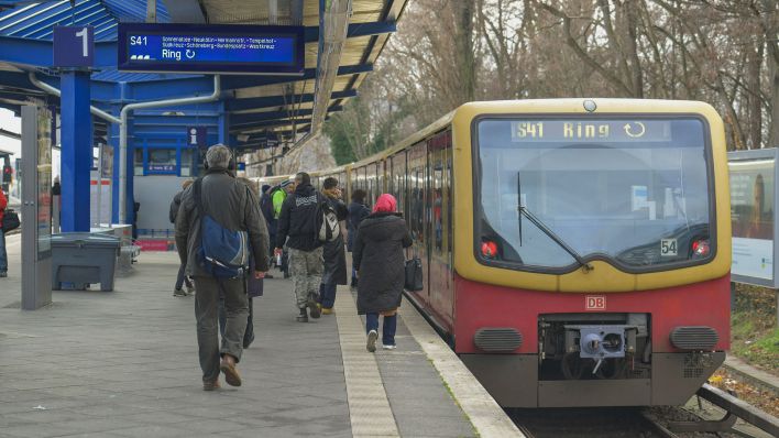 Symbolbild: S-Bahn am S-Bahnhof Treptower Park. (Quelle: dpa/Schoening)