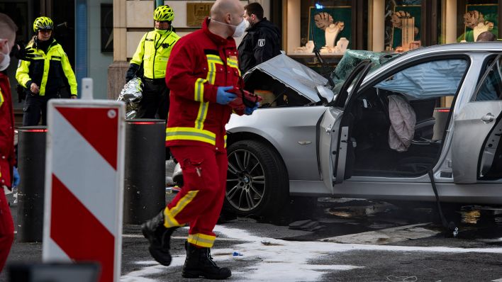 Symbolbild: Feuerwehr- und Polizeieinsatz nach einem Verkehrsunfall in Berlin Mitte. (Quelle: dpa/P. Zinken)