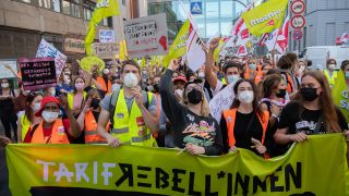 Archivbild: "Tarif-Rebellinnen" steht auf dem Transparent bei einer Demonstration von Beschäftigen der landeseigenen Berliner Krankenhäuser Vivantes und Charité. (Quelle: dpa/P. Zinken)