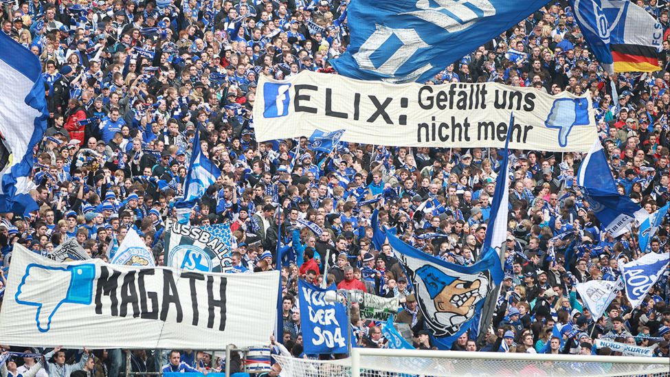 Zerrüttetes Verhältnis: Die Schalker Fans wollen Felix Magath nicht mehr. / imago images/Schreyer