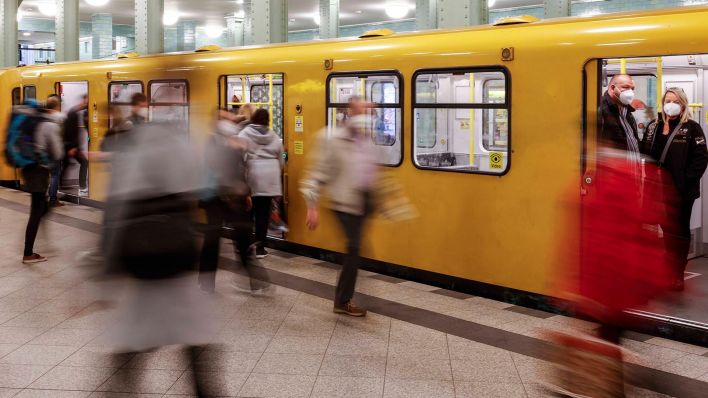 Symbolbild: Eine U-Bahn der Berliner BVG an einer Haltestelle. Ab 1. Juni 2022 kommt das Ticket fuer 9 Euro im Monat. (Quelle: imago images/J. Eckel)
