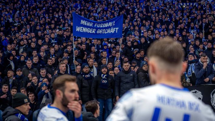 Hertha-Fans zeigen nach dem verlorenen Derby ein Banner: "Mehr Fussball, weniger Geschäft". (Bild: imago/camera4+)