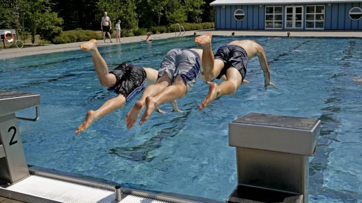 Zwei Jugendliche springen in Brandenburg in ein Schwimmbecken (Bild: imago images/imagebroker)