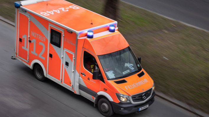 Symbolbild: Rettungswagen der Berliner Feuerwehr mit Blaulicht auf Einsatzfahrt (Quelle: imago imgaes/Dirk Sattler)