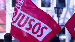 Fahne der Jusos, der Jugendorganisation der SPD (Quelle: imago/Gelhot)