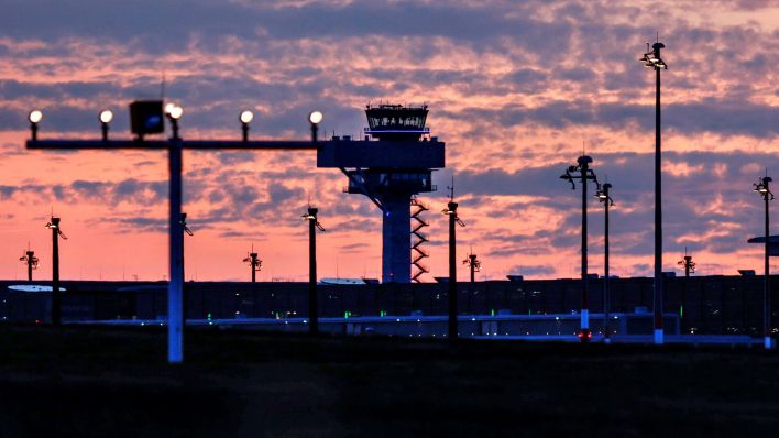 Sonnenuntergang am Flughafen BER (Quelle: imago/Jochen Eckel)