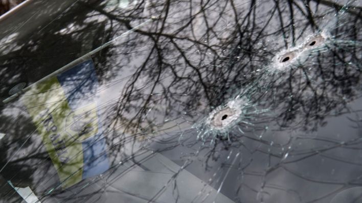 Eine durchschossene Frontscheibe eines Autos (Quelle: imago/Maxym Marusenko)