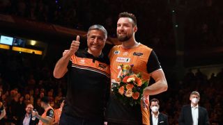 BR Volleys-Geschäftsführer Kaweh Niroomand ehrt und verabschiedet seinen Spieler Georg Klein nach dem Titelgewinn in der Max-Schemling-Halle (imago images/Matthias Koch)