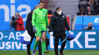 Hertha-Torwart Schwolow wird in Leverkusen ausgewechselt. Quelle: imago images/Revierfoto