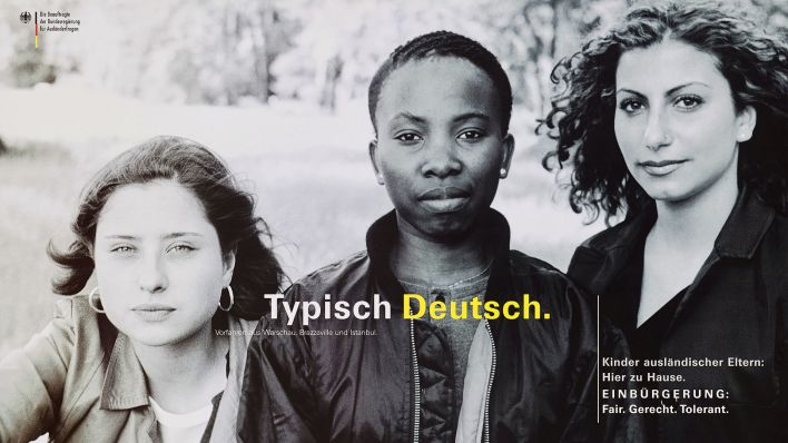 Plakat „Typisch Deutsch“ Die Beauftragte der Bundesregierung für Ausländerfragen, Köln, 2000 (Quelle: Deutsches Historisches Museum)
