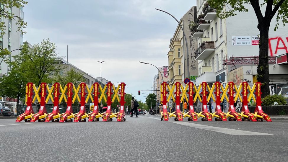 Polizei schützt Straßenfest Hermannplatz mit neumodschen Barrieren. (Quelle: rbb)