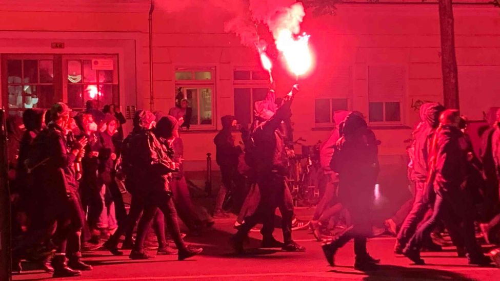 Mit gezündeten Bengalos ziehen Teilnehmende der Feministischen Demo durch Berlin-Mitte. Es werden dabei polzeiverachtende Parolen gefuden. (Foto: Sebastian Schneider /rbb|24)